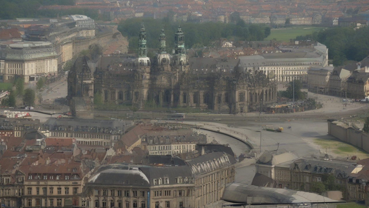 Dresden evacuates thousands over WWII bomb